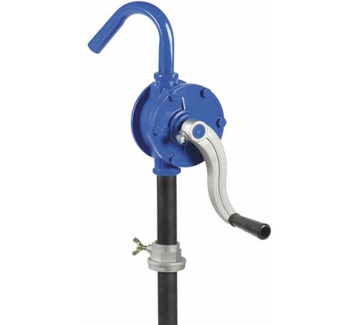 Ручной насос для перекачки воды из скважины и его виды