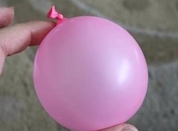 Как сделать новогодние шары своими руками из ниток и клея