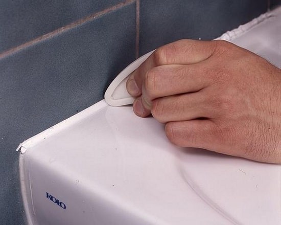 Какой герметик лучше выбрать для ванной  &mdash; виды средств и популярные бренды