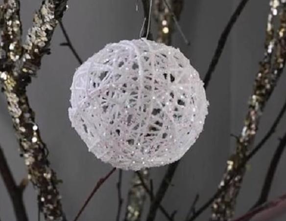 Как сделать новогодние шары своими руками из ниток и клея