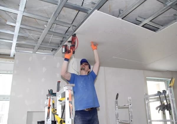 Выравнивание потолка при помощи гипсокартона