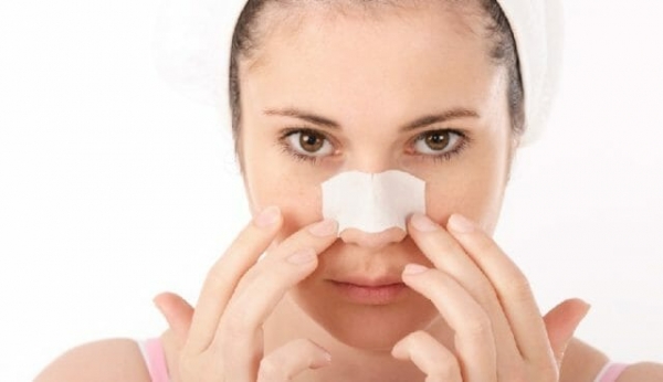 Зачем клеят пластырь на нос? Зачем клеят пластырь на нос?