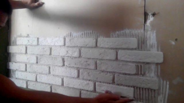 Как клеить декоративный камень на стену? Как клеить декоративный камень на стену?