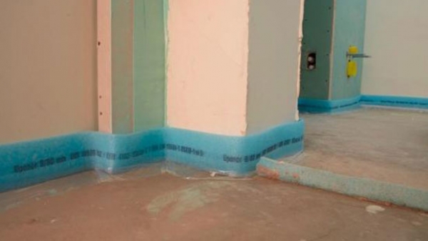 Для чего нужна самоклеющаяся демпферная лента: для стяжки, отмостки Для чего нужна самоклеющаяся демпферная лента: для стяжки, отмостки