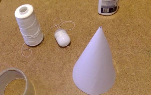 Как сделать новогоднюю елку из ниток и клея своими руками Как сделать новогоднюю елку из ниток и клея своими руками