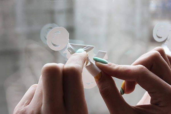 Как убрать клей от наклейки Как убрать клей от наклейки