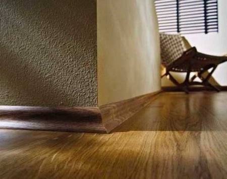 Какой выбрать плинтус — изучаем варианты!