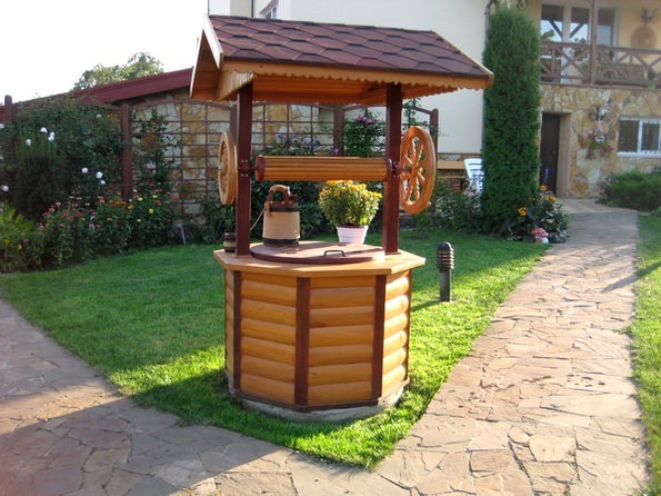 Как построить домик для колодца своими руками