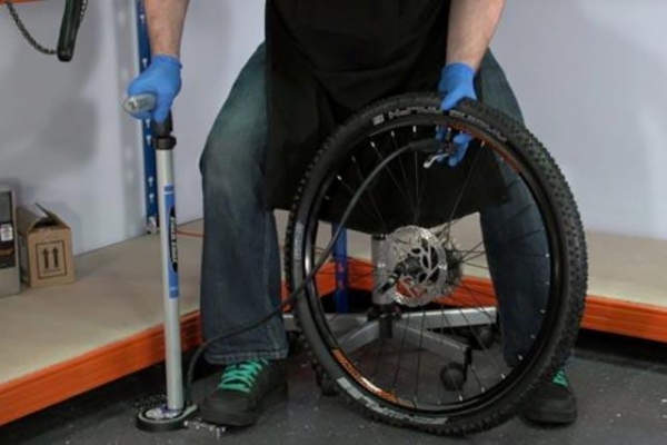 Как быстро заклеить камеру велосипеда