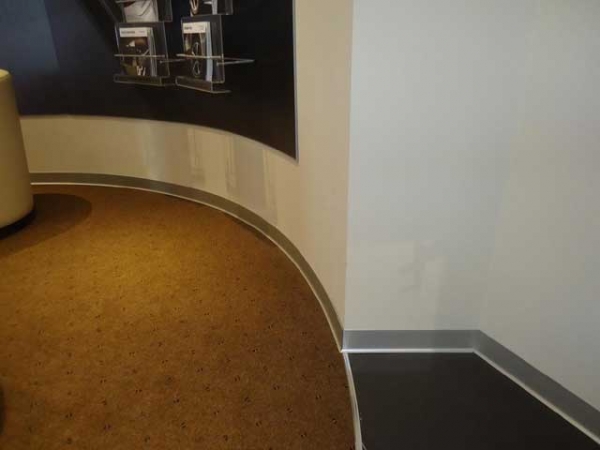 Алюминиевый плинтус для пола: анодированный, щиткованное серебро