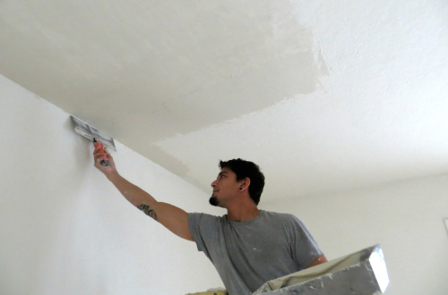 Побелка потолка своими руками: инструкция по выполнению работ Побелка потолка своими руками: инструкция по выполнению работ