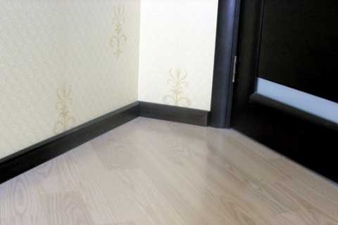 Какой выбрать плинтус — изучаем варианты!