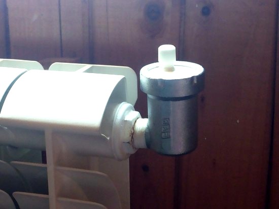 Как спустить воздух из батареи &mdash; способы для разных типов конструкций