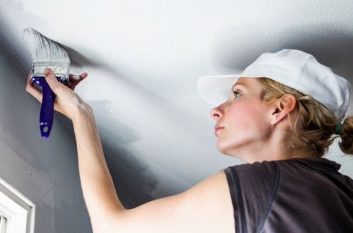Побелка потолка своими руками: инструкция по выполнению работ Побелка потолка своими руками: инструкция по выполнению работ