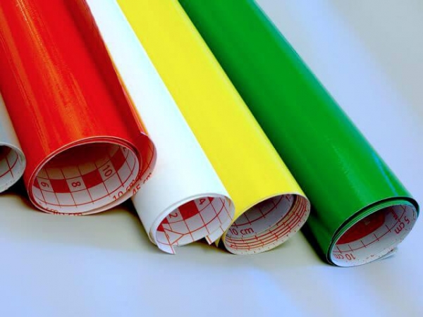 Как клеить самоклеящуюся пленку на стены? Как клеить самоклеящуюся пленку на стены?