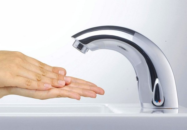 Смеситель с инфракрасным датчиком — плюсы и минусы, как выбрать Смеситель с инфракрасным датчиком — плюсы и минусы, как выбрать