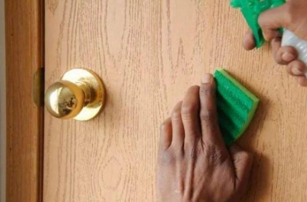 Чем можно оттереть монтажную пену с металлической двери