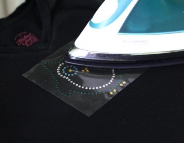 Как приклеить термонаклейку утюгом?