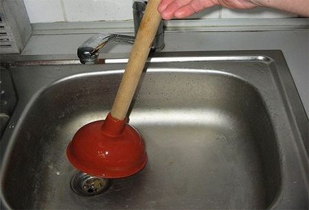 Что делать, если засорилась раковина на кухне &mdash; методы устранения засоров