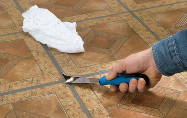 Ремонт линолеума: причины повреждений и как устранить последствия самостоятельно Ремонт линолеума: причины повреждений и как устранить последствия самостоятельно