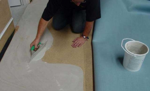 Клей для линолеума: разновидности и технология использования Клей для линолеума: разновидности и технология использования