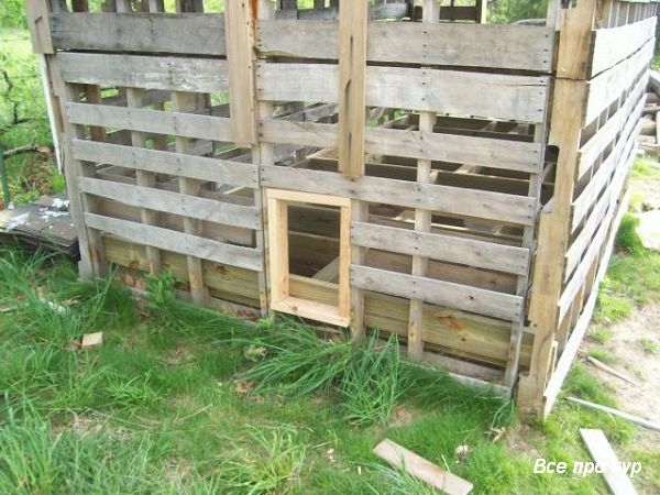 Большой курятник из целых поддонов своими руками Большой курятник из целых поддонов своими руками