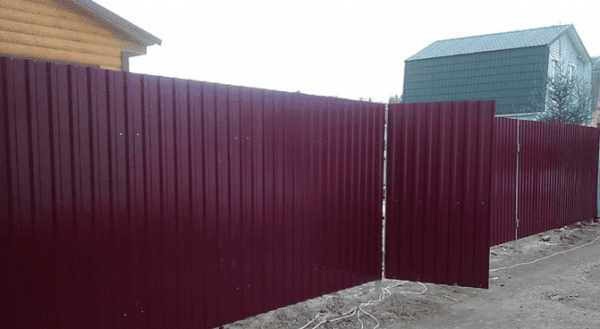 Как построить забор и ворота на участке