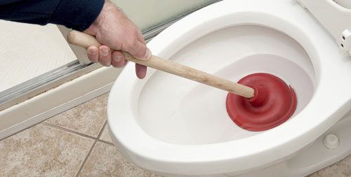 Забился унитаз: 4 способа устранения проблемы