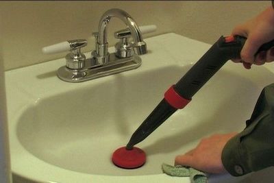 Что делать, если засорилась раковина на кухне &mdash; методы устранения засоров