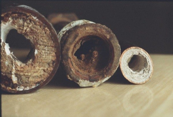 Забился унитаз: 4 способа устранения проблемы