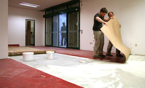 Как уложить линолеум на бетонный пол: варианты монтажа Как уложить линолеум на бетонный пол: варианты монтажа