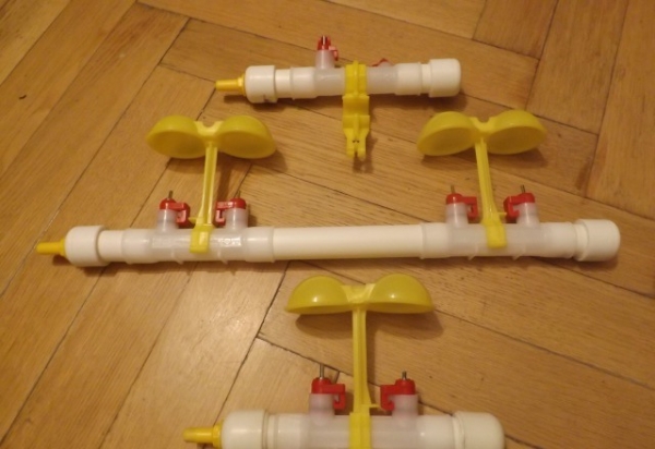 Мастерим ниппельную поилку курочкам Мастерим ниппельную поилку курочкам