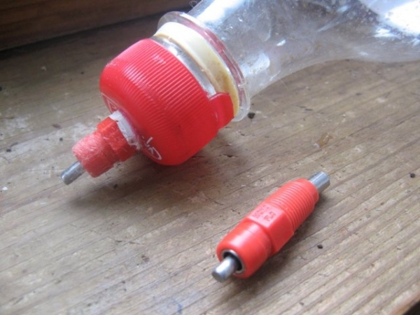 Мастерим ниппельную поилку курочкам Мастерим ниппельную поилку курочкам