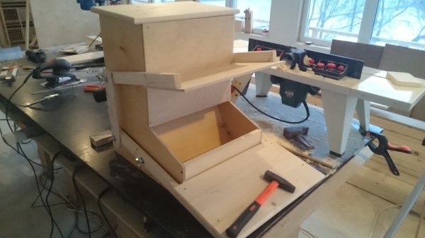 Мастерим автоматическую кормушку для курочек Мастерим автоматическую кормушку для курочек