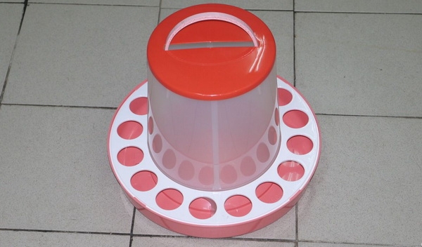 Бункерная кормушка для курочек Бункерная кормушка для курочек