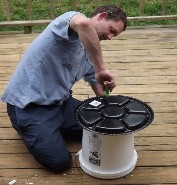 Бункерная кормушка для курочек Бункерная кормушка для курочек