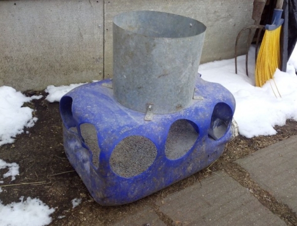 Как сделать кормушку своим курочкам Как сделать кормушку своим курочкам