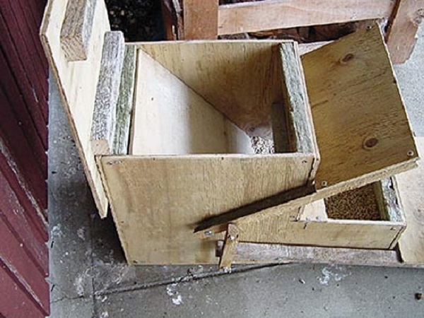 Мастерим автоматическую кормушку для курочек Мастерим автоматическую кормушку для курочек