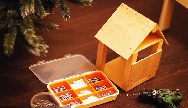 Порадуем курочек оригинальной кормушкой Порадуем курочек оригинальной кормушкой