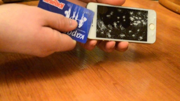 Как правильно снять защитное стекло с экрана телефона