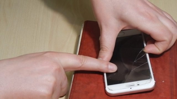Как правильно снять защитное стекло с экрана телефона