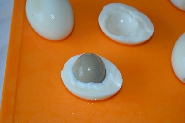 Что делать, если куры стали нести яйца с зеленым желтком