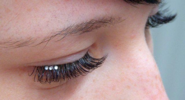 Как правильно приклеить стразы на нарощенные ресницы Как правильно приклеить стразы на нарощенные ресницы