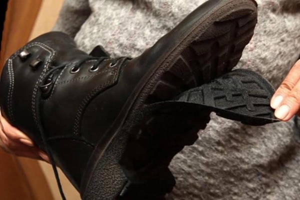 Как приклеить подошву самостоятельно? Какой клей выбрать?