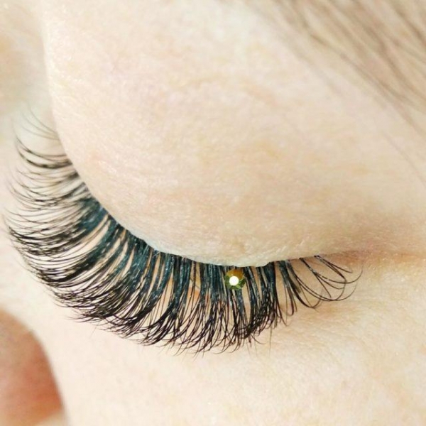 Как правильно приклеить стразы на нарощенные ресницы Как правильно приклеить стразы на нарощенные ресницы